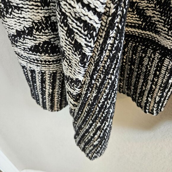 Forever 21 Woman Size L Aztec Print Chunky Knit Open Front Sweater NWT Outdoors - Picture 4 of 9